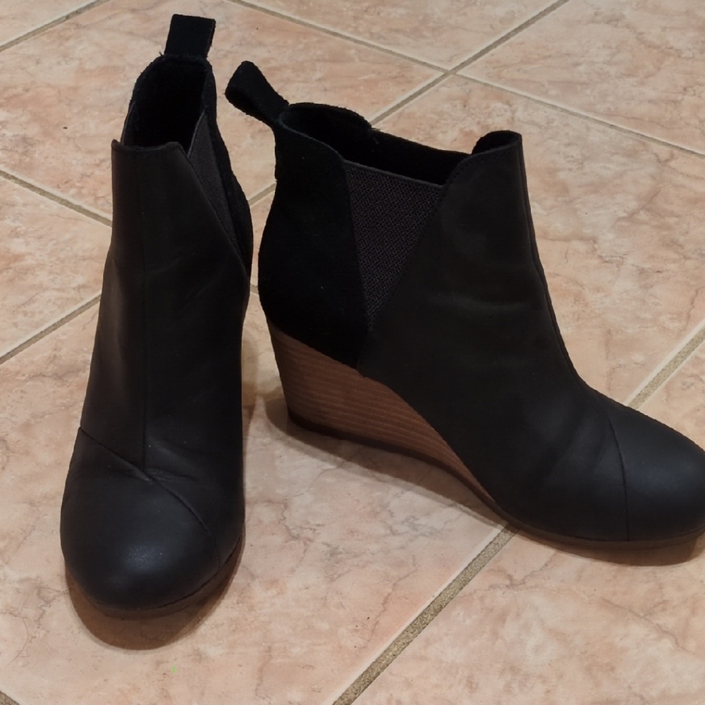 Toms Black Ankle Boots Sleek Minimalist Design
